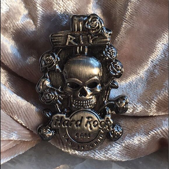 🎃 - Hard Rock San Antonio Chrome Skull Pin! - Picture 1 of 12
